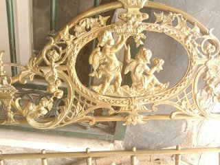 Cabecero de bronce con figuras. 140cm