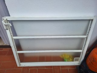 Ventana corredera con manivela