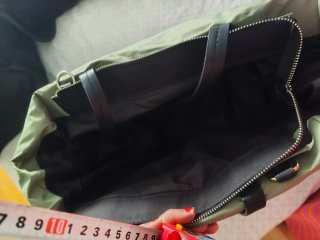 Bolso acolchado verde con cremalleras grande