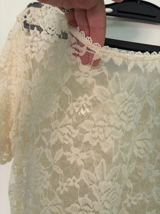 Vestido Stradivarius encaje beige
