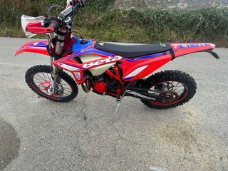 Beta Moto Enduro Roja y Blanca