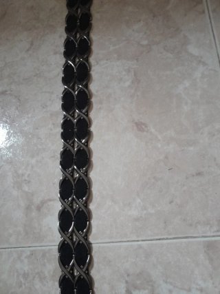 Cinturón negro con detalles plateados