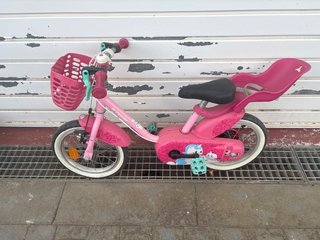 Bicicleta infantil rosa con cesta
