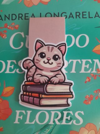 Marcapáginas magnético gatito sobre libros