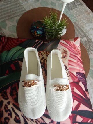Alpargatas blancas con cadena dorada