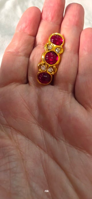 Pendientes retro dorados con piedras rojas
