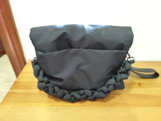 Bolso Desigual negro con flor azul