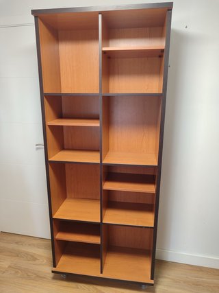 Estantería de madera con 8 baldas