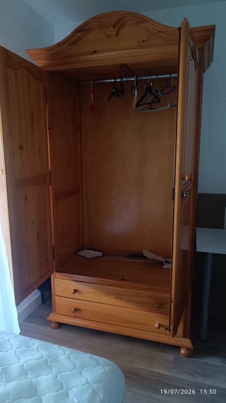 Armario de madera con cajones y cómoda