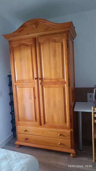 Armario de madera con cajones y cómoda