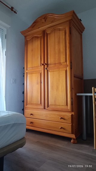 Armario de madera con cajones y cómoda