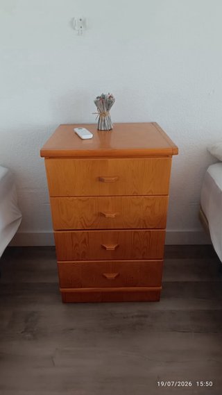 Armario de madera con cajones y cómoda