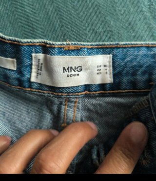 Pantalón corto vaquero desgastado