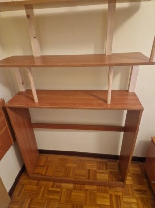 Estantería de madera hecha a mano