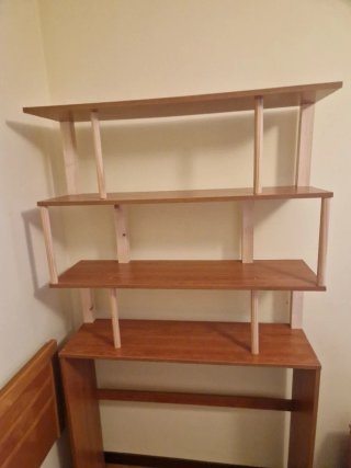 Estantería de madera hecha a mano