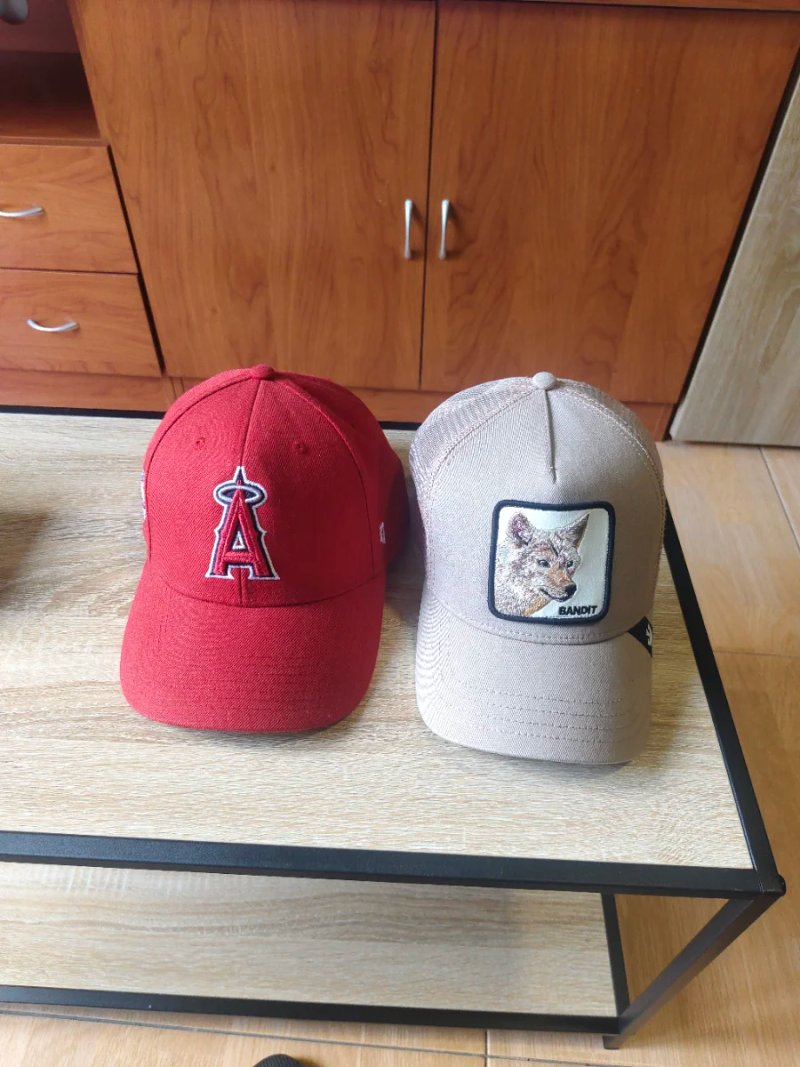 Gorra Roja y Beige