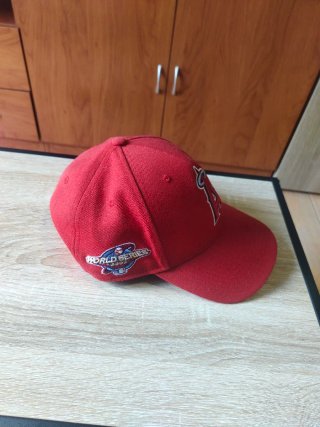 Gorra Roja y Beige