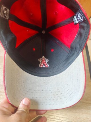 Gorra Roja y Beige