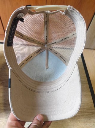 Gorra Roja y Beige