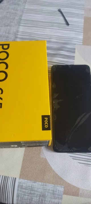 Poco C65 Negro - Dañado por agua Menos de 1 año de