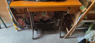 Máquina de coser antigua de madera y metal