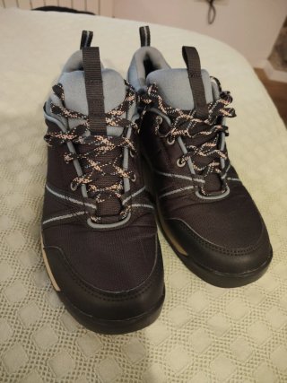 Zapatos de senderismo negros y rosas