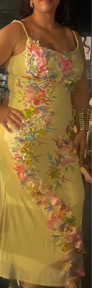 Vestido coral, conchas perlas lo doy flor pelo