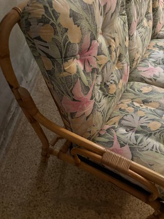 Sofá de bambú y tela floral