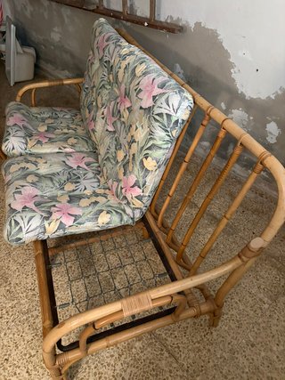 Sofá de bambú y tela floral