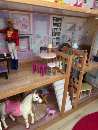 Casa de muñecas grande equipada. Kidcraft