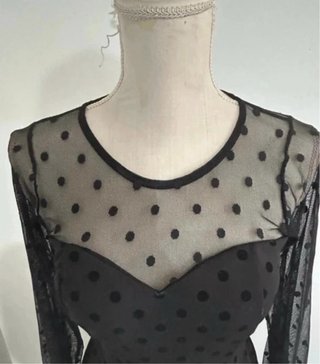 Vestito nero pois con trasparenze