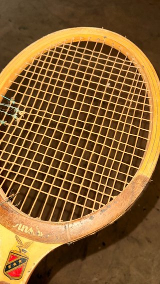 Raqueta de tenis antigua de madera años 70