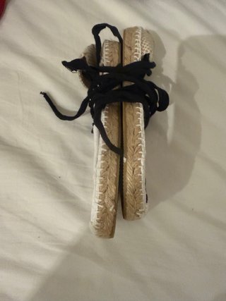 Alpargatas de pastor blancas y negras. Talla 30.