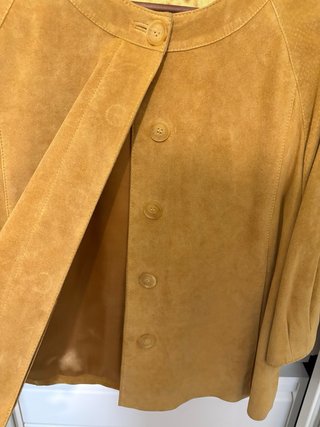 Chaqueta de piel color mostaza
