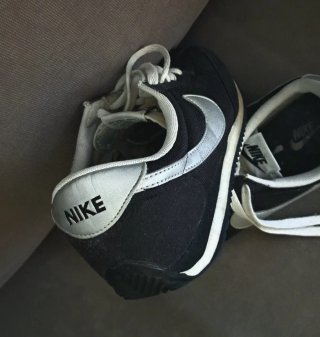 Zapatillas Nike Negras, plateadas y Blancas 38