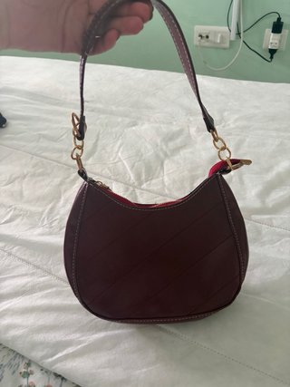 Bolso burdeos con detalles dorados