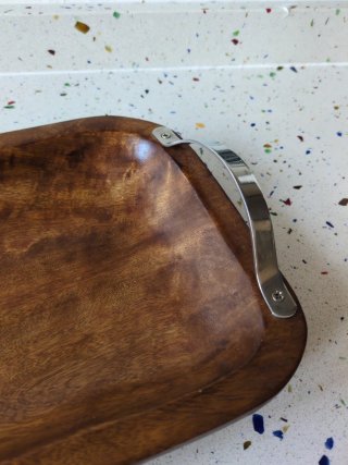 Bandeja de madera con asas metálicas