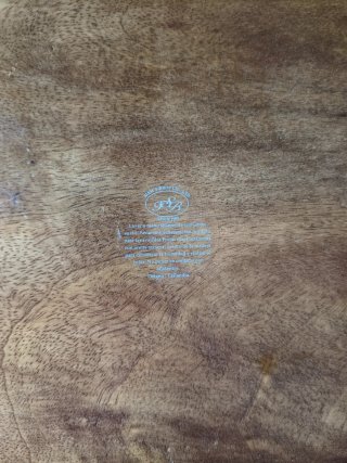 Bandeja de madera con asas metálicas