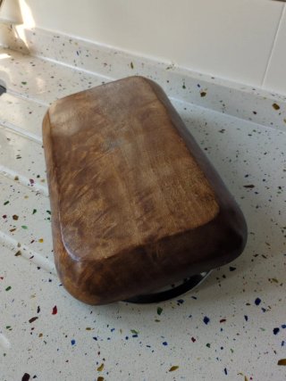 Bandeja de madera con asas metálicas