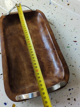 Bandeja de madera con asas metálicas