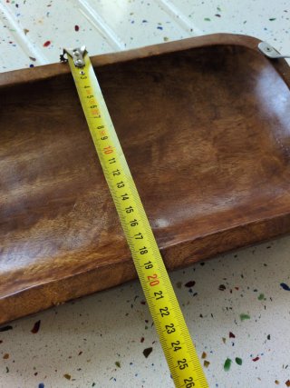 Bandeja de madera con asas metálicas