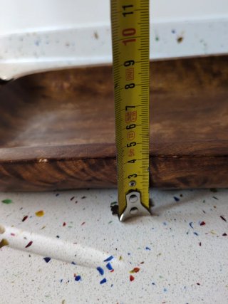 Bandeja de madera con asas metálicas