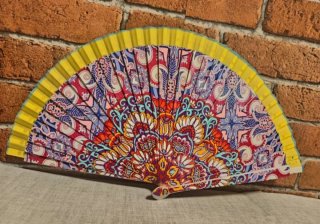 Abanico multicolor con borde amarillo madera