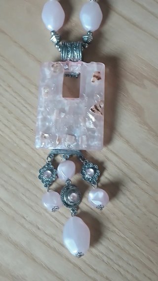 Lunga collana resina rosa con pendente