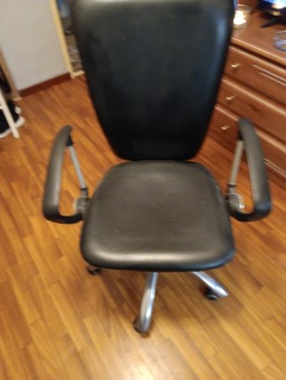 Silla de oficina negra y plateada