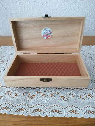Caja de madera decorada