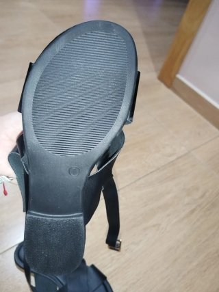 Sandalias negras cruzadas