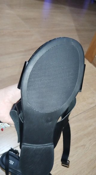Sandalias negras cruzadas