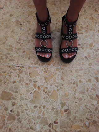 Sandalias plataforma negras con aros