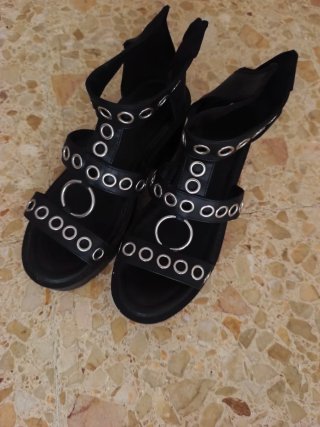 Sandalias plataforma negras con aros
